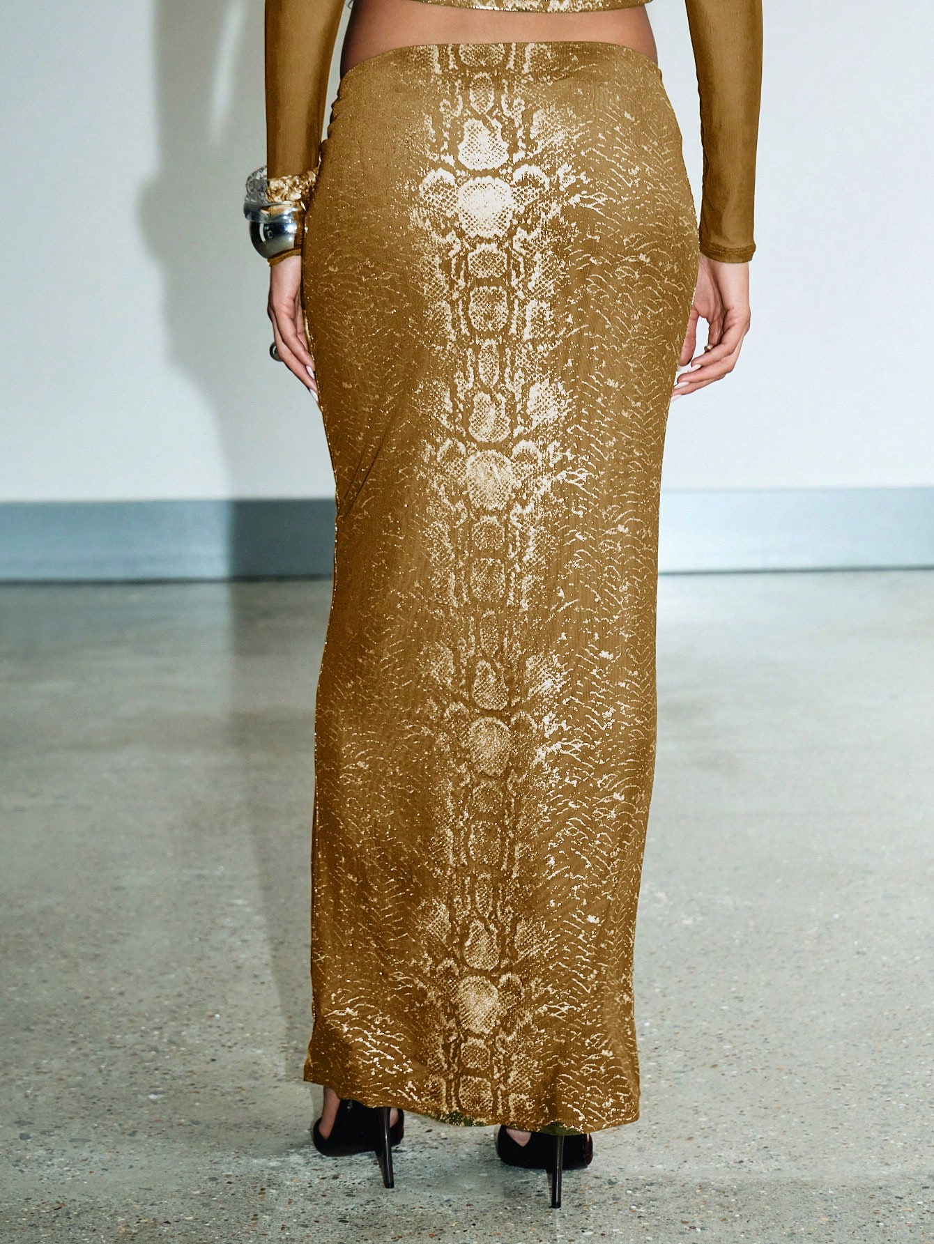 KIZN Sukienka maxi z długim rękawem i nadrukiem węża