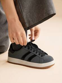 CUCCOO EASI 女士圆头平底休闲运动鞋，舒适仿麂皮休闲运动鞋，适合日常室内外活动 - 深灰色 - 查看 5