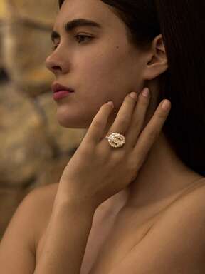 Opalesca 1pc Pearl/Mother Of Pearl Textured, Metallic/Metallic Finish, Beaded Ring,Mom/Women/Girl/Mother,Fall/Autumn/Winter,Outfits,Old Money,Premium,Pearl,Elegant,Fairycore/Fairy,Outfits,Old Money,Beaded,Wedding/Bridal Accessories,Fairycore/Fairy,Pearl,Flower,Fall/Autumn/Winter,For Mom/Women/Girl/Mother,Elegant,Premium