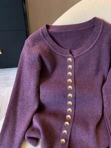 Resyla Damen Strickjacke in Große Größen mit Patchwork, Fellbesatz an den Ärmeln und Knopfleiste, modischer Strickstil - Violett - Übersicht 4