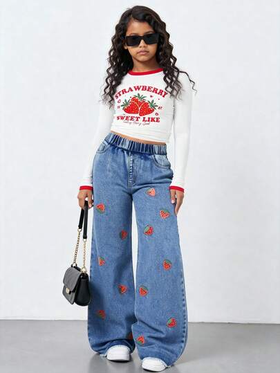 Conjunto de Top de Malha com Estampa de Morango Doce e Calça Jeans Reta de Cintura Elástica com Estampa de Morango para Meninas Pré-Adolescentes, Nova Roupa Casual Escolar/de Férias da Seasndy! Topsa é Feita de Tecido de Malha Macio e Confortável com Design de Manga Longa Ajustada, Destacada com Estampas de Letras e Morangos para um Visual Estiloso e Confortável. As Calças são ConfeccionadasDenimeans Médio Clássico com Estampa de Morango, Cintura Elástica e Silhueta Reta Relaxada - Uma Peça da Moda Indispensável para o seu Guarda-Roupa!