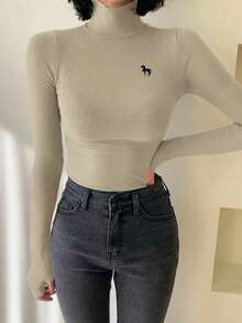 DAZY 女士高领紧身保暖内衬T恤，带刺绣图案 - 杏色 - 查看 5