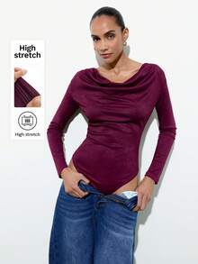 Maija Śliwkowo-czerwony, prążkowany, błyszczący, prążkowany, dopasowany body z długim rękawem i drapowanym dekoltem, nowoczesny, miejski styl dla kobiet, jesień