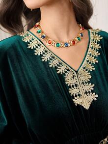 Al Najma 2025秋季新款奢华天鹅绒金线蕾丝边阿拉伯传统长袍，束腰修身优雅土耳其长裙 - 墨綠色 - 查看 3