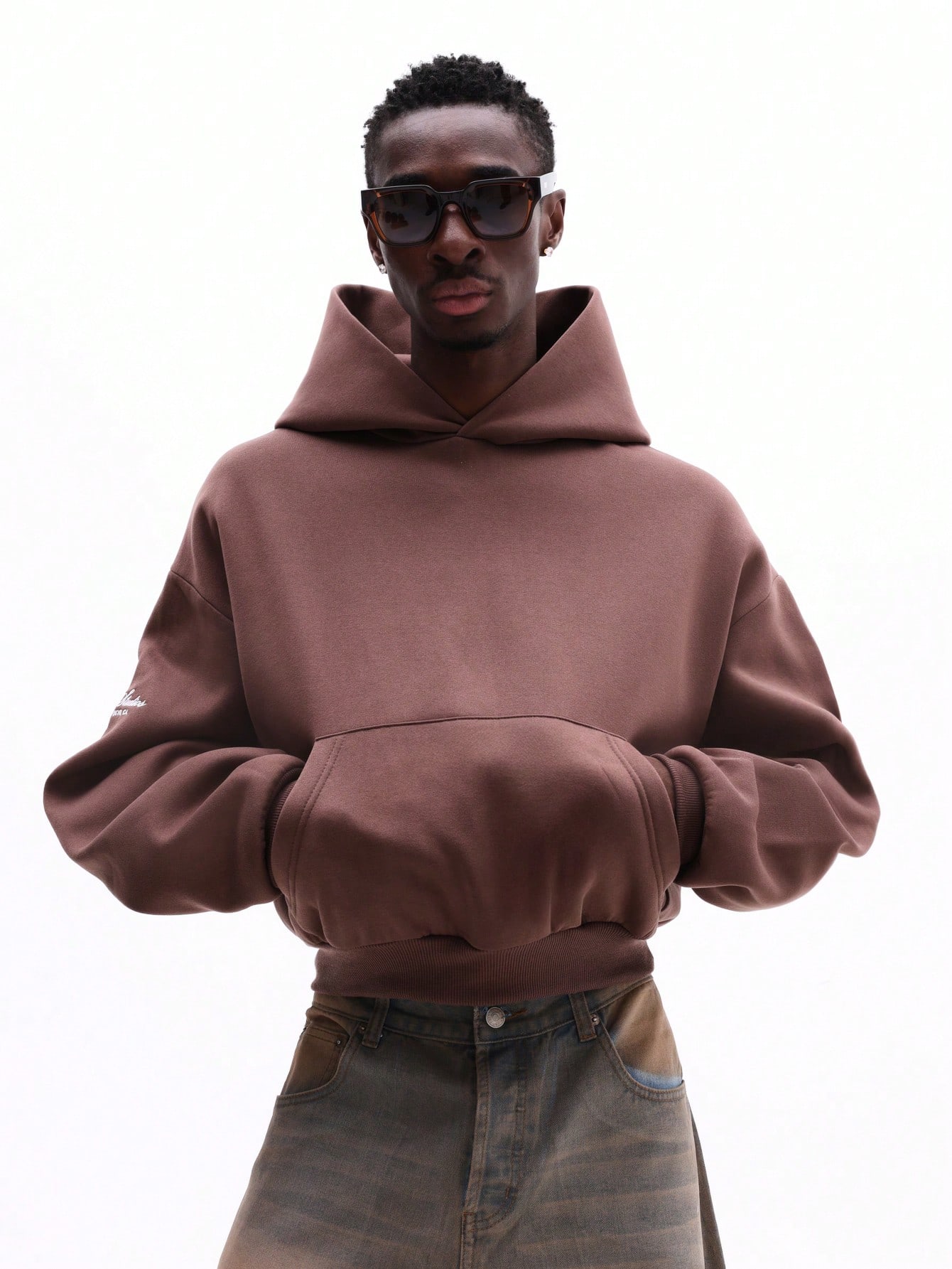 Moletom oversized com capuz ajustável por cordão.
