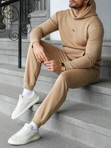 Manfinity Homme Bộ quần dài tay và áo hoodie trơn màu tối giản thường ngày dành cho nam - Màu Khaki - Xem 1