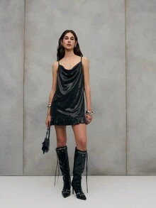 TypaGal 优雅的黑色亮片迷你连衣裙，领口采用柔软垂褶设计，裙摆饰有荷叶边。完美打造时尚晚宴或节日派对造型，轻松展现迷人魅力。 - 黑色 - 查看 3