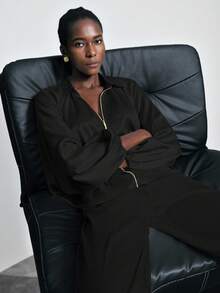 Maija Chaqueta con mangas de murciélago, cuello en V profundo metálico y bajo con volantes, nueva para mujer Otoño/Invierno 2025. Apta para oficina, salidas, uniforme de profesora, atuendo de club, y casual de negocios de mujer en Otoño/Invierno.