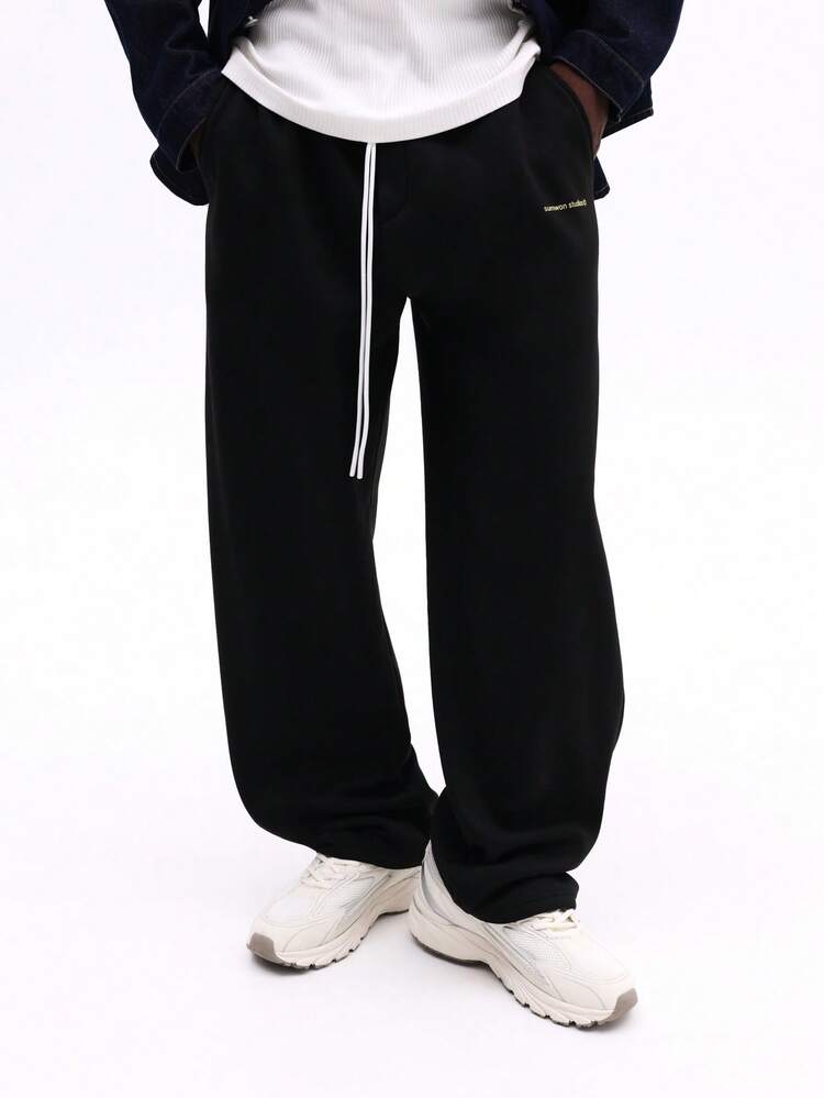 Calça de moletom de perna larga com cordão.