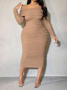SHEIN PETITE CURVE Vestido elegante de manga larga, ajustado y con hombros descubiertos con pliegues de unicolor para mujer de talla grande - Albaricoque - Ver 3