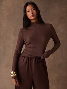 SHEIN BAE 这款棕色罗纹透视针织立领上衣非常适合冬季叠穿，也适合外出、感恩节、圣诞节、通勤、休闲穿着、新年等场合。棕色上衣，女士冬季服装，女士长袖上衣，女士外出上衣。