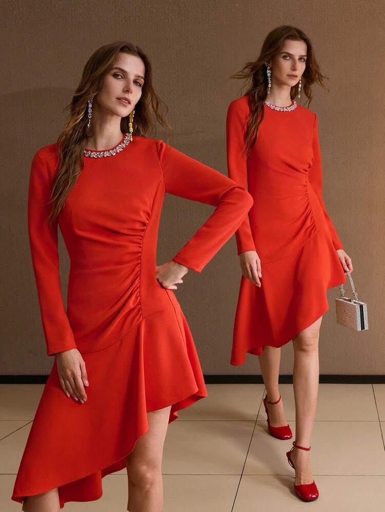 VESTIDO FEMININO COM BARRA ASSIMÉTRICA E DETALHES DE STRASS, OUTONO/INVERNO