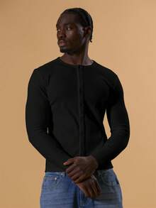 Musero Camiseta de manga larga lisa con botones en el centro y cuello redondo para hombre, parte de un armario cápsula de primavera y verano - Negro - Ver 1