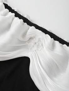 SHEIN Franclia 女士优雅通勤露肩黑白撞色波浪荷叶边花卉装饰修身上衣 - 彩色 - 查看 3