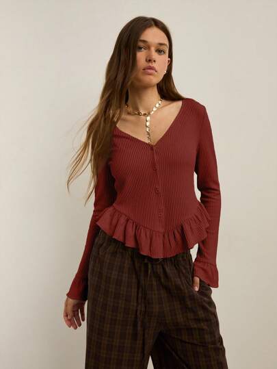 Nöista 优雅荷叶边装饰。这款长袖女式上衣采用V领设计，正面纽扣开合，袖口呈时尚喇叭形。是办公室、晚宴或打造层次感造型的完美之选。