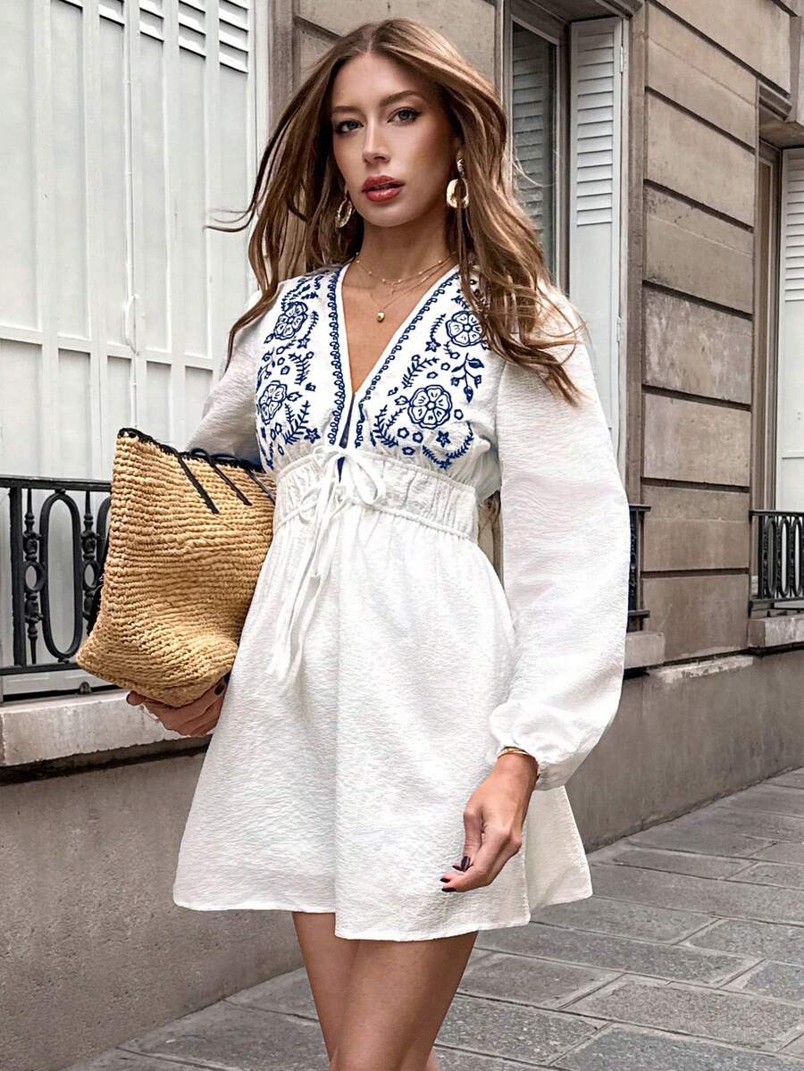 SHEIN Frenchy 女士V领花卉刺绣灯笼袖腰带休闲迷你连衣裙 - 彩色 - 查看 1