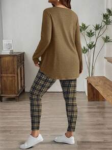 EMERY ROSE 大码女式冬季长袖T恤搭配格子打底裤套装，前短后长下摆，适合冬季、秋冬季穿着，两件套家居服，大码女装套装，外出服，2025新款，简约时尚，日常穿着，大码冬季服装，得体打底裤套装，舒适两件套，女士得体套装，舒适透气，适合圣诞节、新年、感恩节等节日穿着，女士家居服套装，女士睡衣 - 彩色 - 查看 2