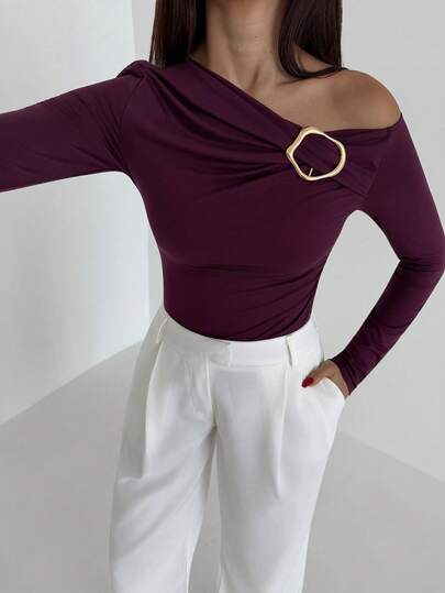 Aloruh Camiseta feminina ajustada com detalhes metálicos e ombros assimétricos para outono/inverno