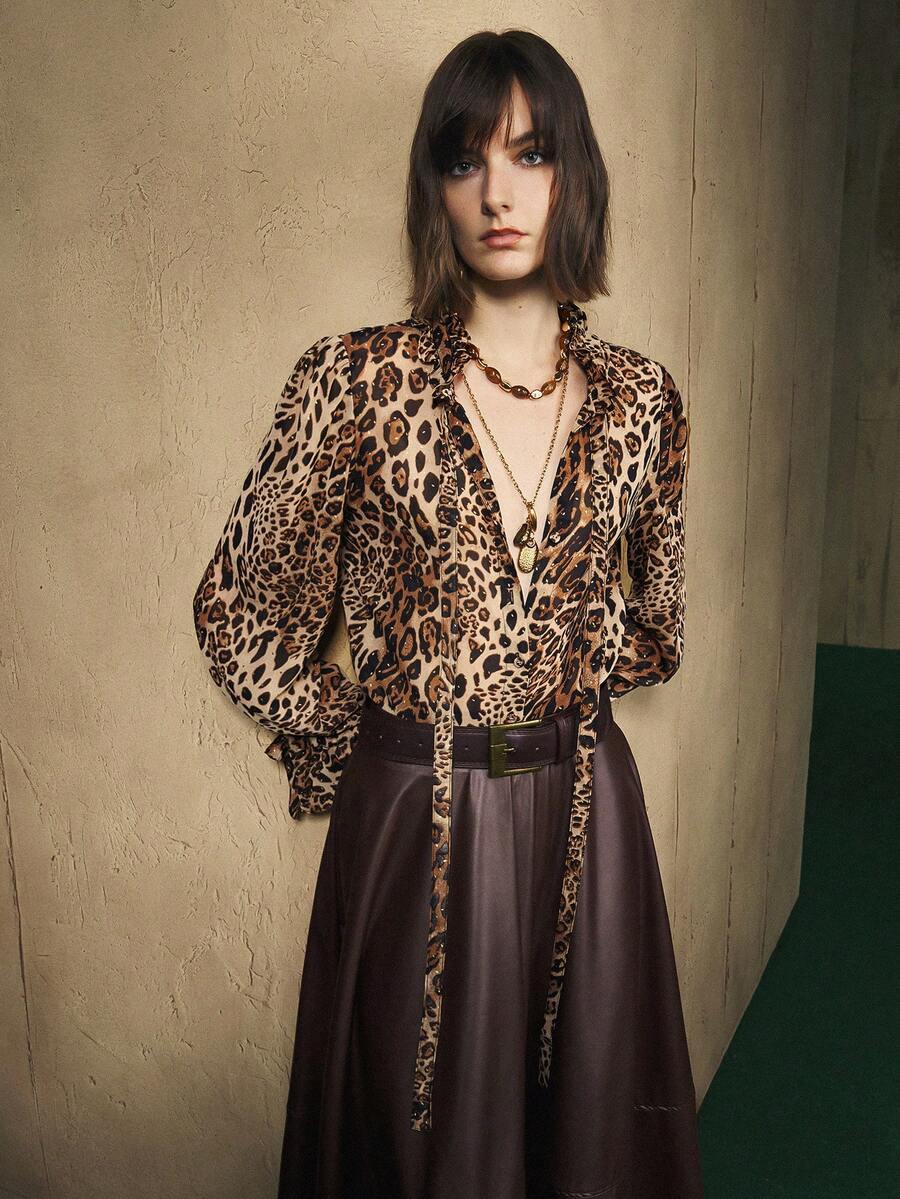 Chiquease Damen Gerade geschnittenes Hemd aus gewebtem Leopard Muster Folie Stoff, Langarm, Rundhalsausschnitt, Rüschenkante, Knopfverzierung - Braun - Übersicht 1