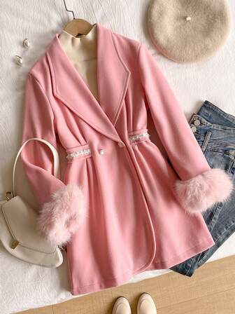 Rosa, mellanlång, lätt lyxkappa för flickor, Big Tween Girl, med elegant kavajkrage. Denna kappa kombinerar dubbelknäppt design med midjeåtsträvande detaljer – den skapar inte bara en snygg och graciös silhuett, utan framhäver också figuren subtilt. Tillverkad av ett mjukt rosa tyg med en delikat, hudvänlig textur, prydd med matchande fluffiga ärmslut för en varm och söt touch.