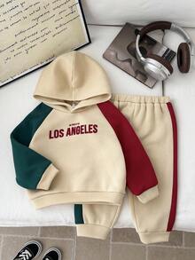 SHEIN 2 Stücke Baby Jungen Lässiger College-Stil Weicher & Bequemer Pullover Kapuzenpullover Jogginghose Set mit Englischen Grafiken, vielseitig für den täglichen Gebrauch, Schule, Ausflüge, Sport, geeignet für Herbst/Winter, geeignet für Schule, geeignet für Ausflüge, geeignet für die Rückkehr zur Schule, geeignet zum Anziehen, geeignet für Weihnachtsfeiern, geeignet für gesellige Aktivitäten