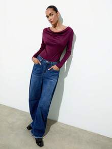 Maija Śliwkowo-czerwony, prążkowany, błyszczący, prążkowany, dopasowany body z długim rękawem i drapowanym dekoltem, nowoczesny, miejski styl dla kobiet, jesień