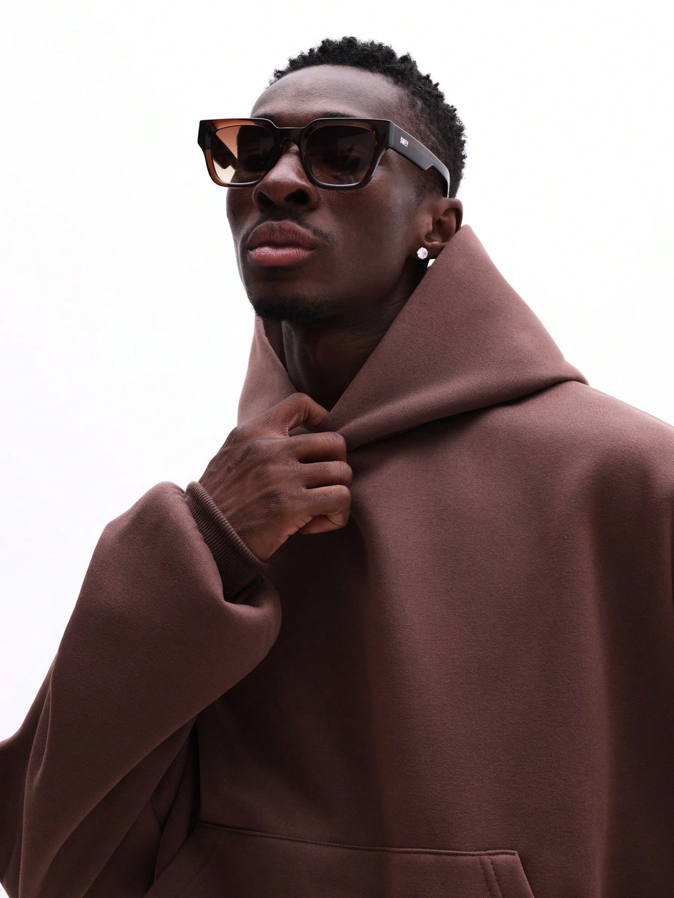 Moletom oversized com capuz ajustável por cordão.