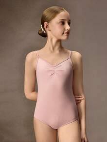 SHEIN 一款简约粉色少女运动服，适合芭蕾舞、舞蹈、瑜伽、校园表演等场合，舒适、简约、休闲、时尚且富有弹性。