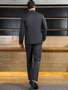 Calvornis 一套男士商务休闲单排扣西装外套和西裤，采用披肩领设计，更添时尚感和层次感，适合通勤、商务、派对和宴会等场合。这套西装是男士衣橱中不可或缺的百搭单品，也是送给男友或丈夫的绝佳礼物。 - 深灰色 - 查看 2