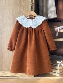 SHEIN Genkimix Kids 1件女童秋季连衣裙，2025新款棕色灯芯绒宽松长袖连衣裙，带松紧袖口、花卉领和纽扣前襟设计，适合上学、工作和休闲穿着。 - 棕色 - 查看 4