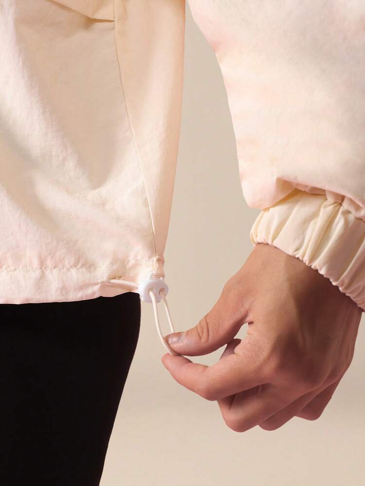 Chaqueta cortavientos con media cremallera, cuello alto y logotipo de la marca