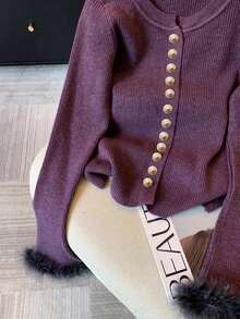 Resyla Damen Strickjacke in Große Größen mit Patchwork, Fellbesatz an den Ärmeln und Knopfleiste, modischer Strickstil - Violett - Übersicht 3