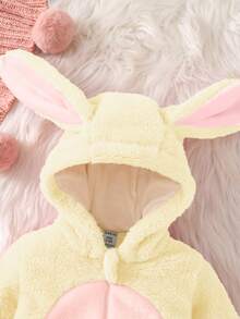 SHEIN Playful Pals Baju Terusan Bayi Baru Lahir Berkerudung Bahan Lembut dengan Telinga Kelinci 3D Lucu, Lengan Panjang dan Celana Panjang, Pakaian Musim Dingin untuk Anak-Anak - Kuning - View 4