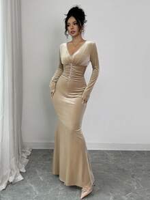 SHEIN Raffinéa 优雅浪漫荷叶边珍珠装饰丝绒修身中长连衣裙，长袖V领 - 卡其色 - 查看 6