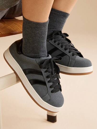 CUCCOO EASI Kvinnors runda tå platta casual sneakers, bekväma konstmocka casual sportskor för dagliga inomhus- och utomhusaktiviteter