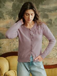 Anewsta Áo len cardigan nữ thanh lịch với cúc ngọc trai và thêu hoa, cổ tròn, thích hợp cho mùa thu, xuân, hạ, năm mới, tiệc tùng, đám cưới, thanh lịch, sang trọng, sành điệu, giáng sinh, lễ hội, ngày lễ, đi chơi, ấm cúng - Màu tím hoa cà - Xem 5