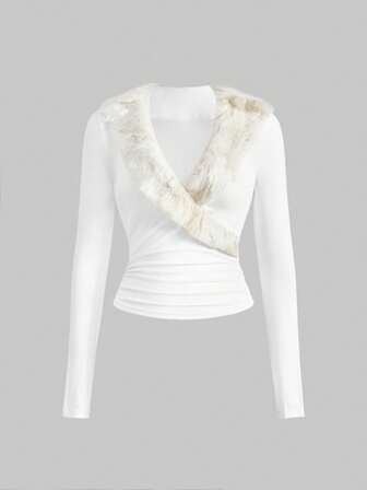 Camiseta de mujer con escote profundo en V, parches de piel y drapeado