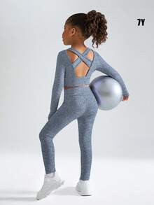 年轻女孩两件套，圆领长袖露背镂空设计上衣和紧身裤，休闲日常穿着，四季皆宜