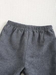 Cozy Pixies 3 件套男婴套装：字母印花圆领运动衫、保暖内衬、无袖背心和松紧腰慢跑裤