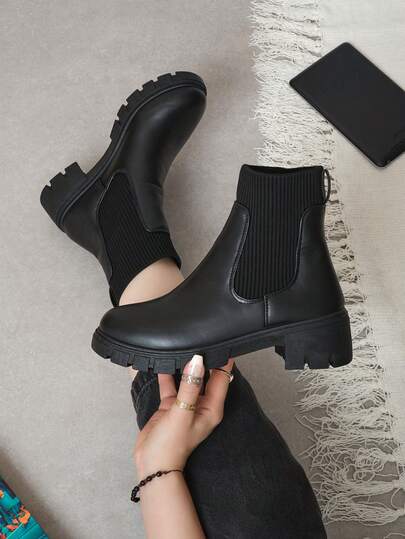 botín mujer casual, bota corta con elástico, botines de vestir para mujer, calzado urbano femenino, botín gamuza mujer, bota corta otoño-invierno, botines elegantes con tacón bajo, botín negro casual, bota corta minimalista, botines para oficina mujer. Este diseño es ideal para quienes buscan estilo práctico y versatilidad en su día a día.