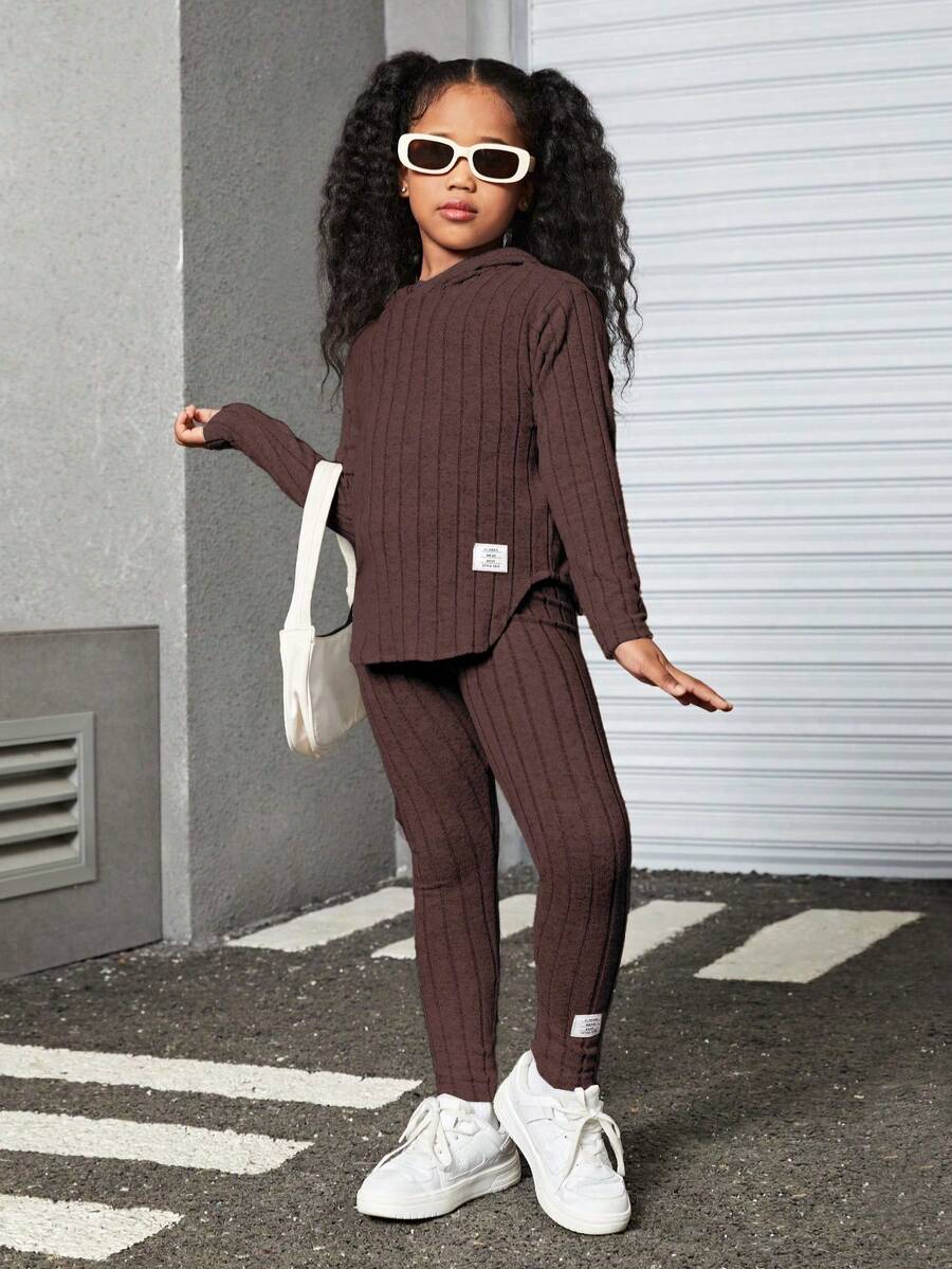 Camiseta con capucha de hombros caídos y parche con eslogan y leggings - Marrón - Ver 1