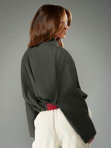 MISSGUIDED Chaqueta ligera con cremallera, cuello y dobladillo plisado con detalle de parche con logo para mujer - Gris Oscuro - Ver 2