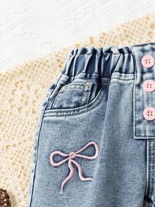 SHEIN 女童牛仔裤，2025秋冬新款，浅蓝色牛仔布，可爱休闲，爱心刺绣设计，修身锥形剪裁，舒适棉质牛仔面料，适合日常穿着、上学和通勤。 - 淺色水洗藍 - 查看 6