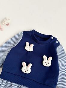 SHEIN 2 buc Haine de toamnă/iarnă pentru bebeluși, sezonul de întoarcere la școală, 6 luni - 3 ani, albastru bleumarin, la modă, casual, cu decor 3D drăguț de iepure, dungi, cu volane, mânecă lungă și pantaloni cu talie elastică, moi și confortabili pentru naveta, ținute de stradă și cadouri