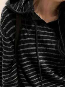 女式条纹落肩长袖抽绳连帽毛衣，秋冬针织套头衫 - 黑色 - 查看 4