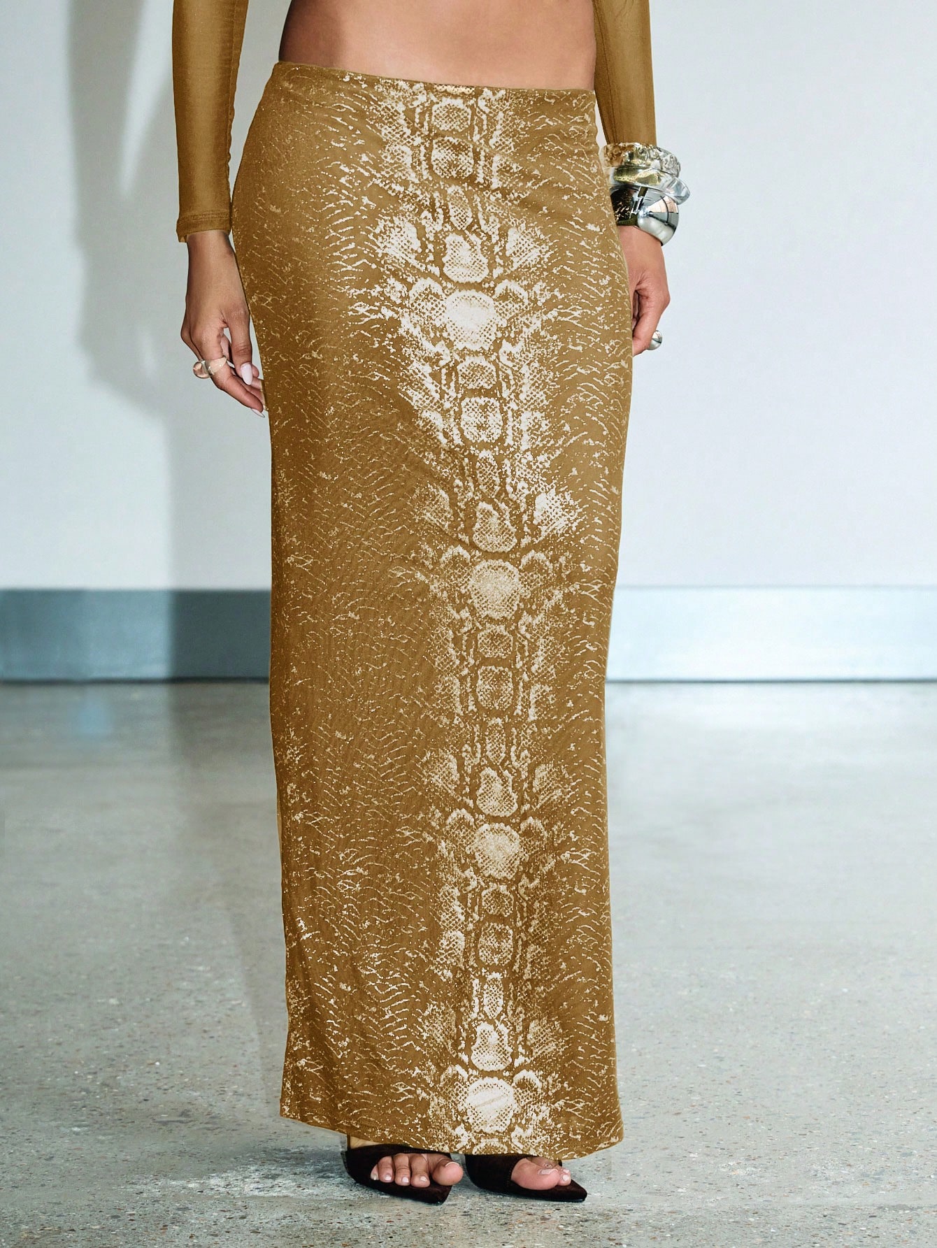 KIZN Sukienka maxi z długim rękawem i nadrukiem węża