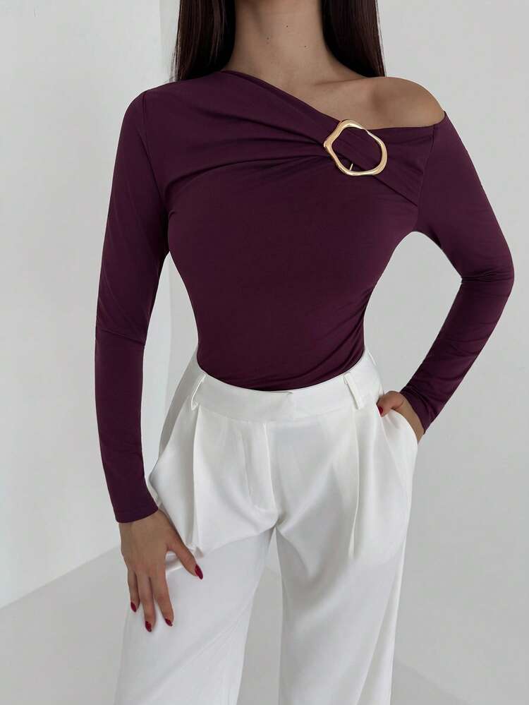 Aloruh Camiseta ajustada con hombros oblicuos y decoración metálica para mujer, para otoño/invierno - Rojo violeta - Ver 2