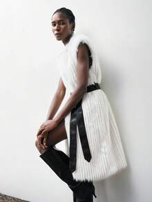 Maija 2025 仿毛领和腰带宽肩女式夹克 - 白色 - 查看 9