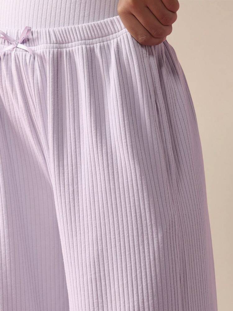 리브드 롱슬리브 탑과 와이드 레그 팬츠 착용