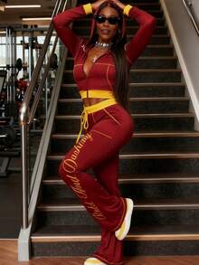 Slaydiva Bộ đồ hai mảnh nữ mùa thu đông 2025 mới, áo trùm đầu dài tay hở trước ngắn màu đỏ rượu vang và vàng, dáng ôm vừa vặn, quần ống loe cạp cao, thích hợp cho các bữa tiệc, trang phục rave, trang phục Halloween, đi chơi đêm, trang phục câu lạc bộ gợi cảm cho phụ nữ, trang phục ăn trưa cho phụ nữ, thời trang đường phố, đi chơi hàng ngày, trở lại trường, thể thao-A - Màu Đỏ Sâu - Xem 2